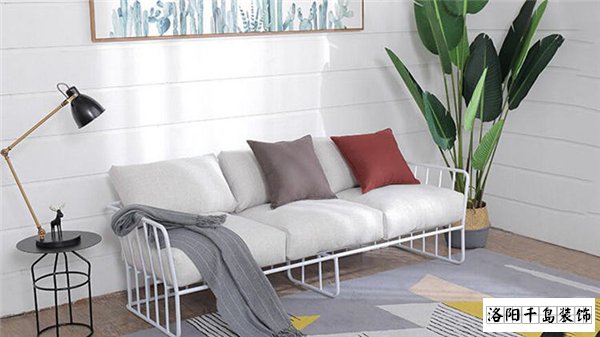 洛陽(yáng)裝修公司哪家好又便宜？北歐風(fēng)沙發(fā)搭配技巧